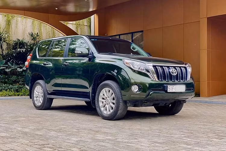 Chiếc xe Toyota Land Cruiser Prado TXL 2016 này mang biển số TP HCM nhưng được chào bán từ một đại lý ôtô đã qua sử dụng tại Hà Nội. Chiếc xe này còn khá mới, tình trạng nội ngoại thất còn khá nguyên bản. Phiên bản này được xem liền kề trước phiên bản nâng cấp vừa ra mắt vào cuối năm 2017.