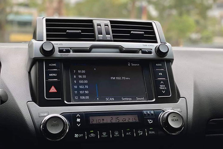 Bên cạnh các trang bị tiện ích nguyên bản như hệ thống giải trí DVD 1 đĩa tương thích các định dạng video MP4, WMV, đi kèm kết nối USB, AUX, chủ nhân của xe này còn nâng cấp thêm một số tiện ích, trang bị...