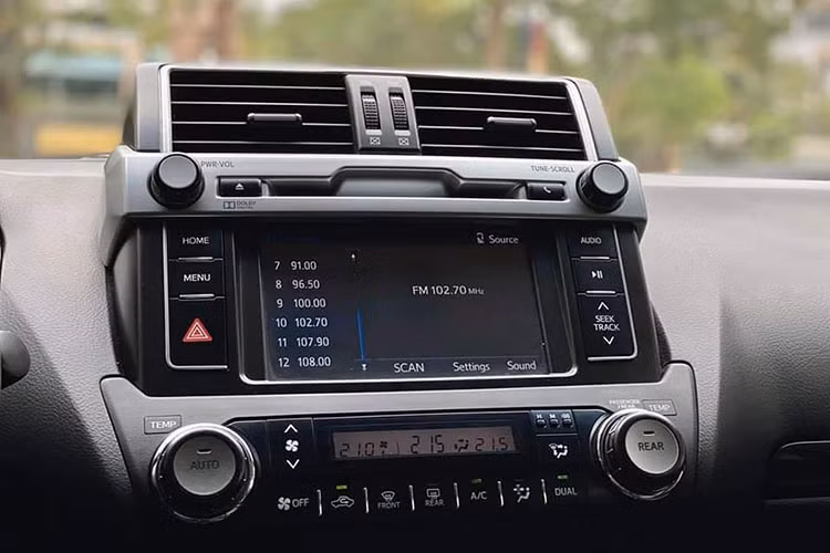 Bên cạnh các trang bị tiện ích nguyên bản như hệ thống giải trí DVD 1 đĩa tương thích các định dạng video MP4, WMV, đi kèm kết nối USB, AUX, chủ nhân của xe này còn nâng cấp thêm một số tiện ích, trang bị...