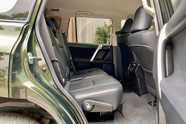 Toyota Land Cruiser Prado 2016 được trang bị động cơ xăng 2TR-FE 2.7L 4 xy lanh thẳng hàng cho công suất tối đa 164 mã lực và mô-men xoắn cực đại 246Nm. Đi kèm với động cơ này là hộp số tự động 6 cấp và hệ thống dẫn động 4 bánh toàn thời gian có trang bị khóa vi sai trung tâm hạn chế trượt TORSEN, hỗ trợ tối đa khả năng off-road của mẫu xe này.