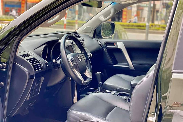 Những hệ thống an toàn cao cấp nhất cũng được trang bị cho mẫu xe này như hệ thống chống bó cứng phanh ABS, hệ thống phân phối lực phanh điện tử EBD, hỗ trợ phanh khẩn cấp BA, hệ thống cân bằng điện tử VSC, hệ thống chống trượt khi tăng tốc TRC, camera lùi, cảm biến lùi và 7 túi khí.