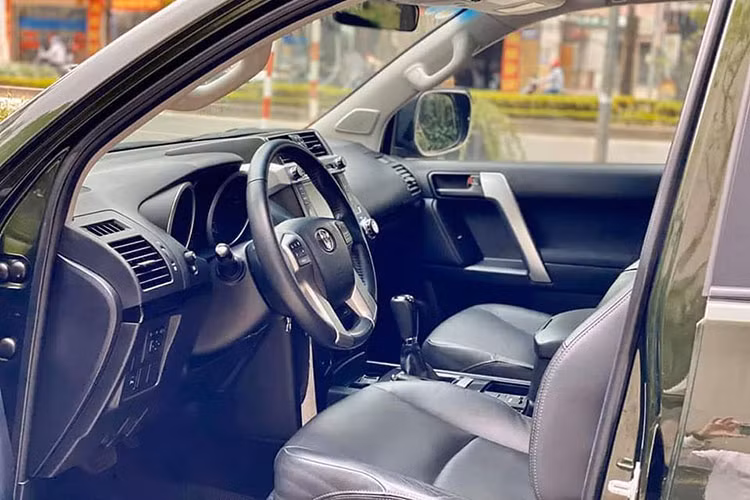 Những hệ thống an toàn cao cấp nhất cũng được trang bị cho mẫu xe này như hệ thống chống bó cứng phanh ABS, hệ thống phân phối lực phanh điện tử EBD, hỗ trợ phanh khẩn cấp BA, hệ thống cân bằng điện tử VSC, hệ thống chống trượt khi tăng tốc TRC, camera lùi, cảm biến lùi và 7 túi khí.