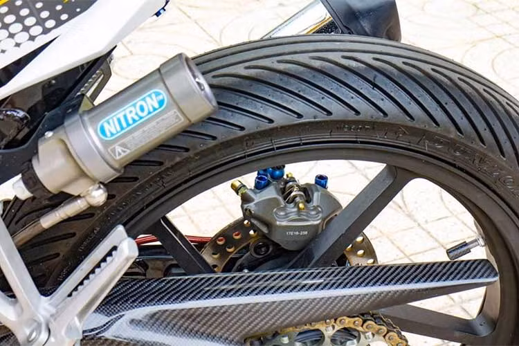 Hệ thống an toàn của mẫu xe côn tay cỡ nhỏ cũng được tăng cường với heo trước Brembo Billet với piston titan cho lực phanh cực mạnh và chắc chắn. Heo dầu này kết hợp cùng đĩa phanh carbon tháo từ xe motoGP có đường kính 310mm và được đặt trên mâm Marchesini Moto3.