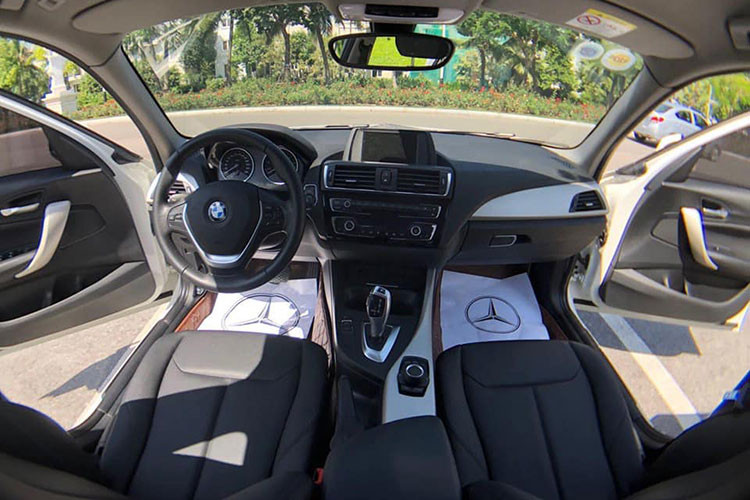 Nội thất của 118i là một trong những điểm cộng, với thiết kế hài hòa và tiện dụng, giúp người dùng dễ dàng thực hiện thao tác nhanh chóng và chuẩn xác trong nhiều tình huống. Vô-lăng của BMW 118i là loại 3 chấu bọc da, đa chức năng - mang đến sự tương tác và cảm giác lái hoàn hảo cho người sử dụng như thoại rảnh tay, tăng giảm âm lượng hay điều khiển hành trình.