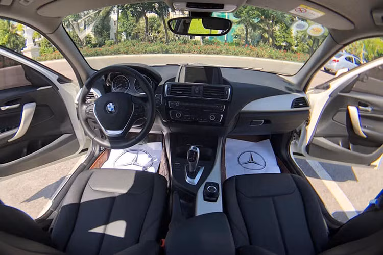 Nội thất của 118i là một trong những điểm cộng, với thiết kế hài hòa và tiện dụng, giúp người dùng dễ dàng thực hiện thao tác nhanh chóng và chuẩn xác trong nhiều tình huống. Vô-lăng của BMW 118i là loại 3 chấu bọc da, đa chức năng - mang đến sự tương tác và cảm giác lái hoàn hảo cho người sử dụng như thoại rảnh tay, tăng giảm âm lượng hay điều khiển hành trình.