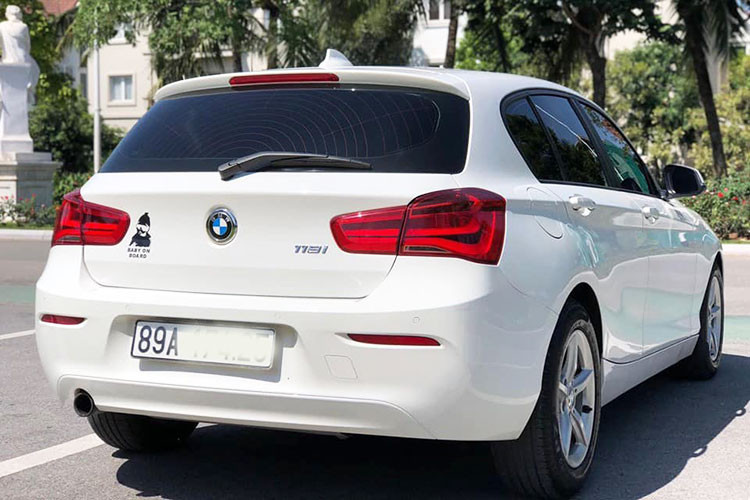 Ngoài ra, BMW 118i mới còn có hệ thống hỗ trợ mở cốp sau rảnh tay Comfort Access. Lẫy mở cốp sau ẩn dưới logo BMW. Xe được trang bị động cơ I3 1.5L TwinPower Turbo, kết hợp những công nghệ động lực tiên tiến của BMW như điều khiển Valvetronic, Double-VANOS, HPI và turbo tăng áp kép mang đến sức mạnh 136 mã lực tại 4.400v/ph, mô-men xoắn cực đại 220Nm tại 1.350-4.300 vòng/phút.