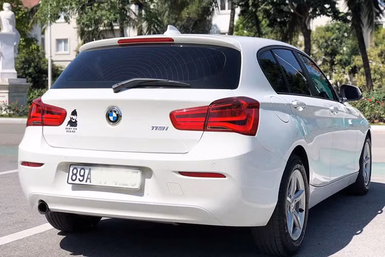 Ngoài ra, BMW 118i mới còn có hệ thống hỗ trợ mở cốp sau rảnh tay Comfort Access. Lẫy mở cốp sau ẩn dưới logo BMW. Xe được trang bị động cơ I3 1.5L TwinPower Turbo, kết hợp những công nghệ động lực tiên tiến của BMW như điều khiển Valvetronic, Double-VANOS, HPI và turbo tăng áp kép mang đến sức mạnh 136 mã lực tại 4.400v/ph, mô-men xoắn cực đại 220Nm tại 1.350-4.300 vòng/phút.