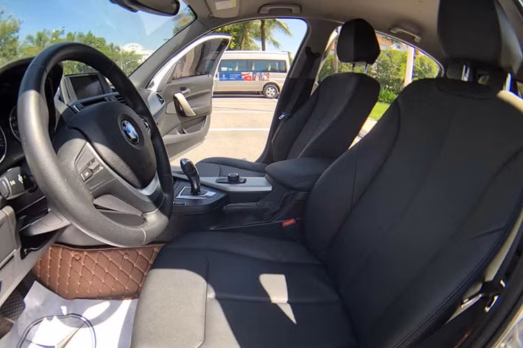 Trang bị tiêu chuẩn của xe gồm; màn hình trung tâm 6,5 inch cùng nút điều khiển iDrive hiện đại, hệ thống điều hòa tự động, hệ thống giải trí CD/BMW radio... Các tính năng và trang bị an toàn trên mẫu xe này như 6 túi khí, giới hạn tốc độ, lốp an toàn runflat cũng giúp người sử dụng cảm thấy an tâm và tin tưởng hơn đằng sau tay lái. Tính năng chuyển đổi chế độ vận hành với các chế độ Sport, Comfort, hay Eco Pro với nút bấm chuyển đổi được bố trí cạnh cần chuyển số.