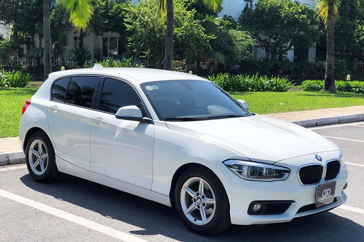 Mẫu xe hatchback hạng sang cỡ nhỏ BMW 118i đời 2016 này thuộc dòng xe 1-Series được xem là một lựa chọn đúng phong cách và đáng quan tâm cho những doanh nhân trẻ vừa khởi nghiệp hiện nay. Chiếc xe trong bài viết này được chủ nhân tại Hưng Yên chào bán trên sàn xe cũ với ngoại và nội thất còn khá nguyên bản.