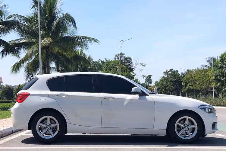 Ngôn ngữ thiết kế ngoại thất của chiếc BMW 118i toát lên phong thái trẻ trung, năng động nhưng vẫn không kém phần sang trọng. Chiếc xe BMW 1-Series 118i trong bài viết này là mẫu hatchback cho gia đình với kích thước dài 4.329 mm, rộng 1.984 mm và cao 1.440 mm.