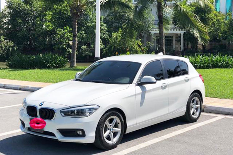 Kết hợp cùng khối động cơ dung tích nhỏ hiệu quả cao, đây là mẫu xe duy nhất trong phân khúc sử dụng công nghệ dẫn động cầu sau RWD. Khi ra mắt tại Việt Nam năm 2016, giá xe BMW 118i chính hãng là 1,328 tỷ đồng. Chiếc xe trong bài viết này được chào bán trên sàn xe cũ với giá 899 triệu đồng, người dùng lỗ khoảng hơn 400 triệu đồng sau 3 năm sử dụng.