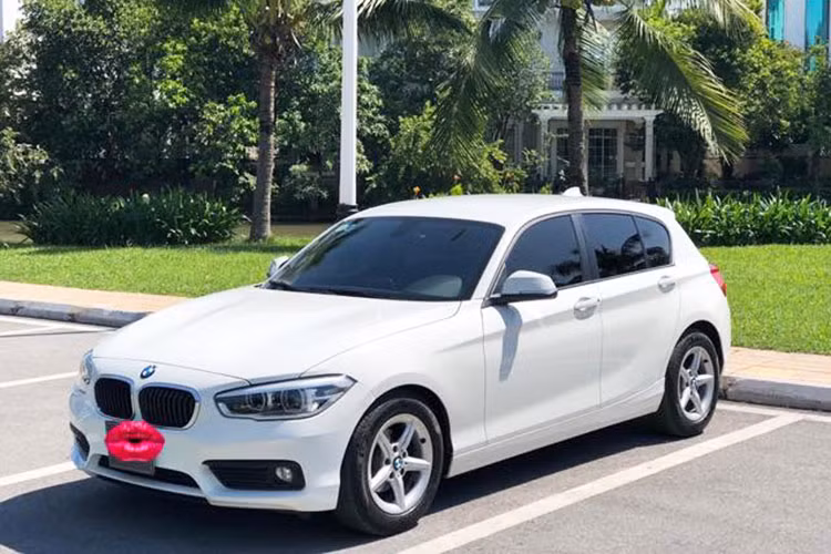 Kết hợp cùng khối động cơ dung tích nhỏ hiệu quả cao, đây là mẫu xe duy nhất trong phân khúc sử dụng công nghệ dẫn động cầu sau RWD. Khi ra mắt tại Việt Nam năm 2016, giá xe BMW 118i chính hãng là 1,328 tỷ đồng. Chiếc xe trong bài viết này được chào bán trên sàn xe cũ với giá 899 triệu đồng, người dùng lỗ khoảng hơn 400 triệu đồng sau 3 năm sử dụng.