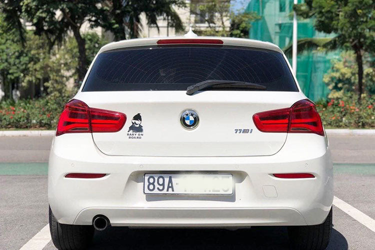 Đuôi xe xuất hiện cụm đèn hậu kích thước lớn và được thiết kế theo ngôn ngữ mới. Bên cạnh đó, dãy đèn phanh được bố trí trên phần chóp sau của mui xe giúp BMW 1-Series 118i nổi bật khi di chuyển, đặc biệt là vào ban đêm. Xe được trang bị bộ mâm đúc hợp kim 16-inch thiết kế 5 chấu, kết hợp với lốp RunFlat kích cỡ 205/55R16. Hệ thống giảm xóc phía trước sử dụng công nghệ McPherson và treo đa thanh giằng phía sau.
