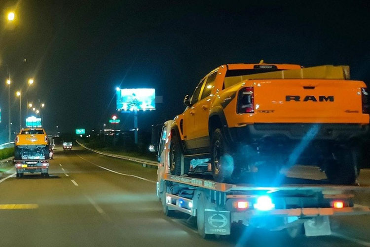 Sieu ban tai RAM 1500 TRX ve Viet Nam voi mau son noi bat