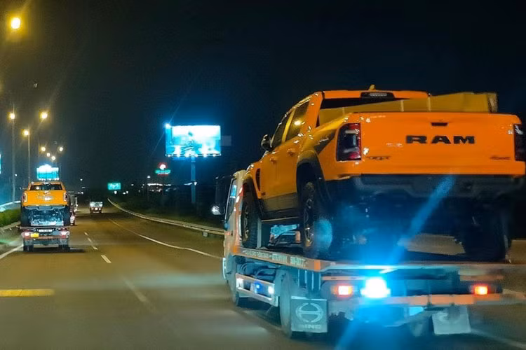 Sieu ban tai RAM 1500 TRX ve Viet Nam voi mau son noi bat