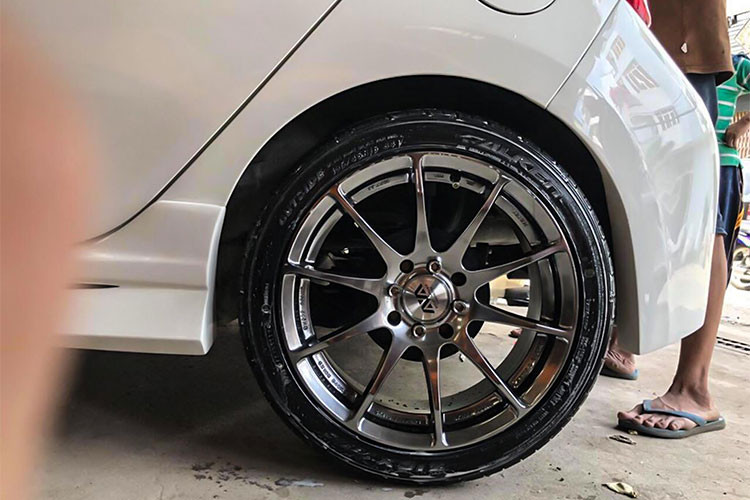 Đáng tiếc là bộ đèn trước sau của xe Kia Morning MT độ này vẫn còn nguyên bản, chưa chuyển sang sử dụng bóng LED hay đèn pha Projector. Chưa rõ mức giá của bản độ thể thao này cho Kia Morning trong bài viết, tuy nhiên chắc chắn nó sẽ không quá đắt đỏ như xe sang hay siêu xe. 