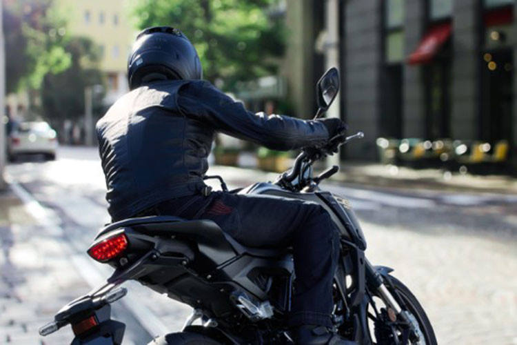 Xe sử dụng hệ thống truyền lực bằng hệ thống hộp số 6 cấp, có hệ thống Assist Cltuch, và IMU. Mức giá xe Honda CB125R 2025 tại thị trường Nhật Bản là 528.000 yên (khoảng 86,3 triệu đồng).