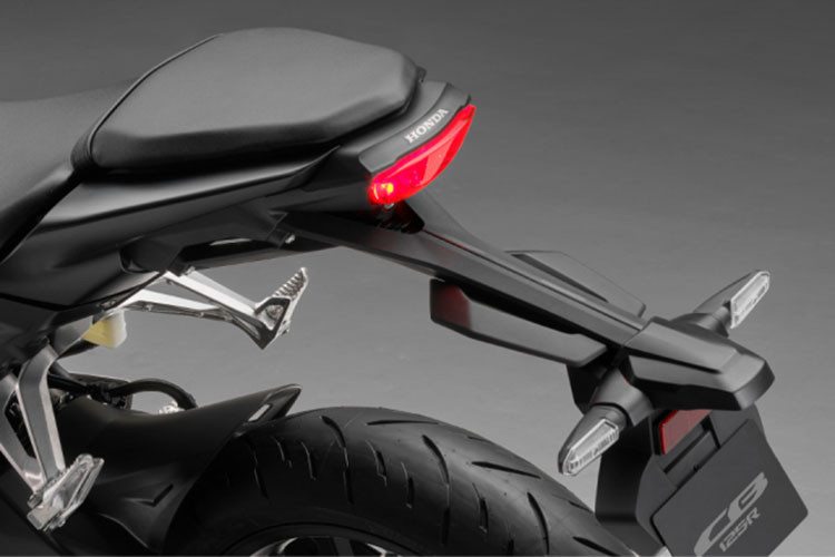 Các trang bị khác như đèn hậu LED, ống xả dưới bụng, đuôi xe tối giản và gắp sau chắc chắn tiếp tục là điểm nhấn thiết kế. Đặc biệt, hệ thống treo trước được nâng cấp lên dạng hành trình ngược SFF-BP,phanh chống bó cứng ABS...