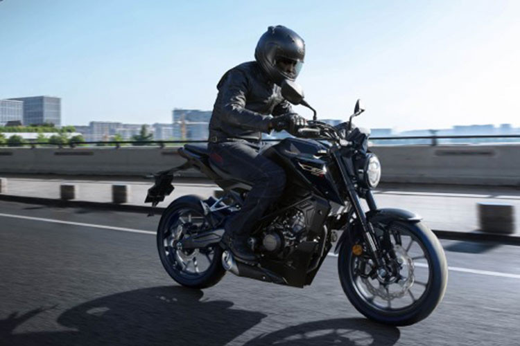 Honda CB125R 2025 cũng sẽ được bổ sung thêm 2 phiên bản màu đen kim loại và màu xanh đen. Cả hai đều sử dụng nước sơn nhám với vành được sơn màu đen đem tới tổng thể mạnh mẽ hơn.