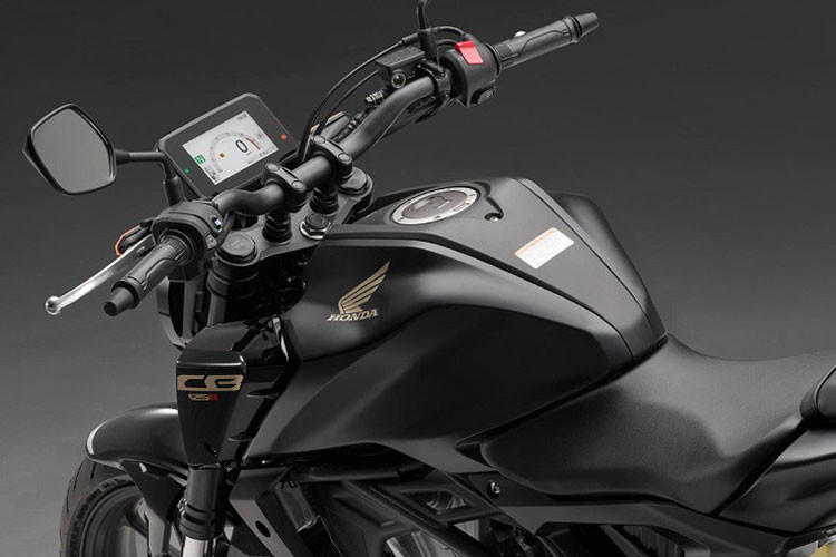 Tuy nhiên, CB125R 2025 bản nâng cấp mới cũng khác biệt ở nhiều chi tiết như ốp chắn gió có khe hút khí khí động học và tấm ốp dưới động cơ, giúp xe trông chắc chắn hơn dù chỉ dùng động cơ 125cc. 