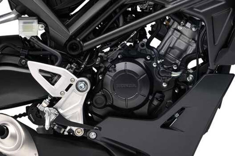 Honda CB125R hiện dùng động cơ DOHC 4 van làm mát bằng chất lỏng, thay cho động cơ SOHC 2 van cũ. Công suất đạt 11,0 kW tại 10.000 vòng/phút, mô-men xoắn 11,6 Nm tại 8.000 vòng/phút – cạnh tranh trực tiếp với Yamaha XSR125 và Benelli Leoncino 125. 