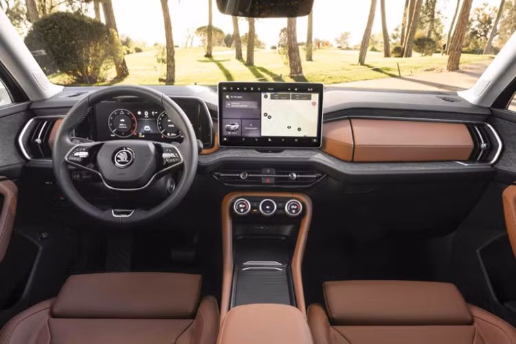 Bên trong Skoda Kodiaq 2025 là không gian nội thất rộng rãi hơn nhờ kích thước dài x rộng x cao lần lượt 4.758 x 1.864 x 1.657 mm và chiều dài cơ sở 2.791 mm. So với thế hệ cũ, xe dài hơn 61 mm, hẹp hơn 18 mm, thấp hơn 24 mm trong khi chiều dài cơ sở giữ nguyên. Khoang hành lý của xe có thể tích 340 lít hoặc 845 lít nếu gập hàng ghế sau.