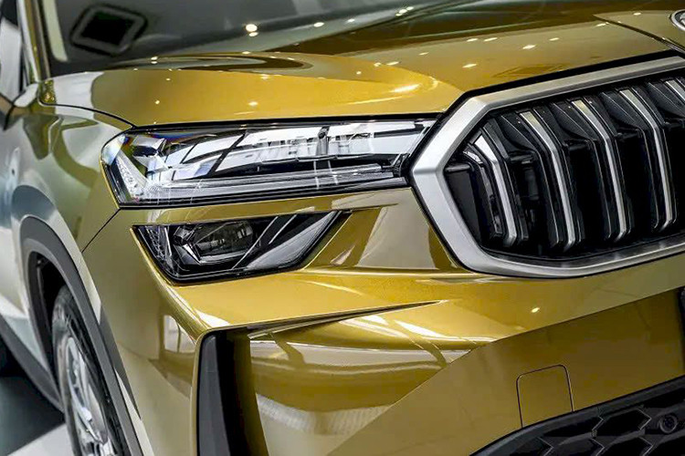 Ở thế hệ mới, mẫu SUV hạng D này nằm ở cụm đèn pha LED ma trận mới với số lượng mô-đun tăng lên 36. Cụm đèn pha này được thiết kế pha lê tinh xảo, tạo cảm giác cao cấp hơn cho xe. Tương tự thế hệ cũ, cụm đèn trước của xe cũng được chia thành 2 tầng. Bên cạnh đó là lưới tản nhiệt rộng hơn với những nan nằm dọc được chiếu sáng bằng dải đèn LED thanh mảnh.