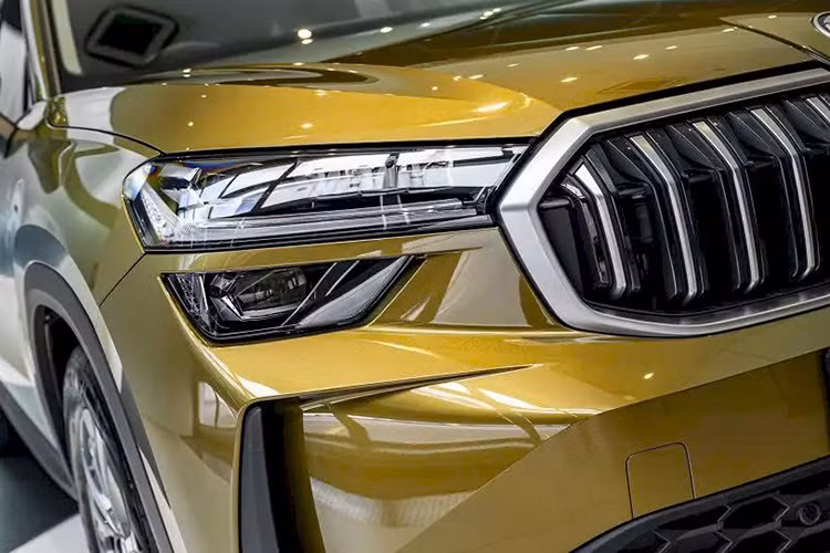 Ở thế hệ mới, mẫu SUV hạng D này nằm ở cụm đèn pha LED ma trận mới với số lượng mô-đun tăng lên 36. Cụm đèn pha này được thiết kế pha lê tinh xảo, tạo cảm giác cao cấp hơn cho xe. Tương tự thế hệ cũ, cụm đèn trước của xe cũng được chia thành 2 tầng. Bên cạnh đó là lưới tản nhiệt rộng hơn với những nan nằm dọc được chiếu sáng bằng dải đèn LED thanh mảnh.