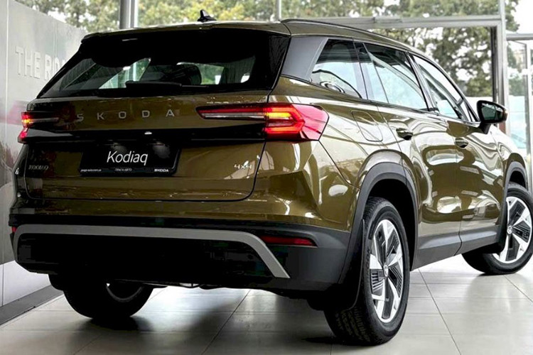 Skoda Kodiaq 2025 mới dự kiến sẽ chính thức được bán ra tại Việt Nam sau Tết Nguyên đán với phiên bản là Premium 4x4 2.0 TSI và Sportline 4x4 2.0 TSI. Hiện giá bán cụ thể của mẫu SUV hạng D này vẫn chưa được công bố. Tuy nhiên, đại lý cho biết bản cao cấp nhất của Skoda Kodiaq 2025 tại Việt Nam dự kiến có giá khoảng 1,6 tỷ đồng, tăng gần 200 triệu so với đời cũ.