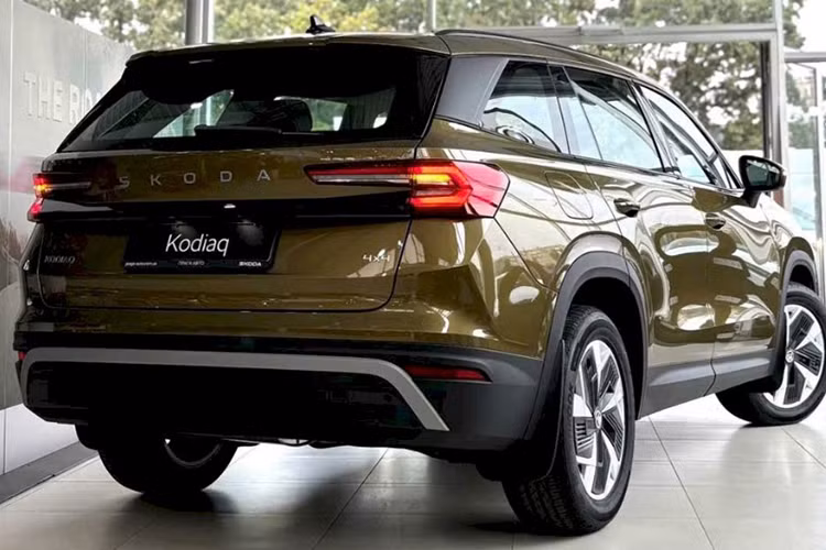 Skoda Kodiaq 2025 mới dự kiến sẽ chính thức được bán ra tại Việt Nam sau Tết Nguyên đán với phiên bản là Premium 4x4 2.0 TSI và Sportline 4x4 2.0 TSI. Hiện giá bán cụ thể của mẫu SUV hạng D này vẫn chưa được công bố. Tuy nhiên, đại lý cho biết bản cao cấp nhất của Skoda Kodiaq 2025 tại Việt Nam dự kiến có giá khoảng 1,6 tỷ đồng, tăng gần 200 triệu so với đời cũ.