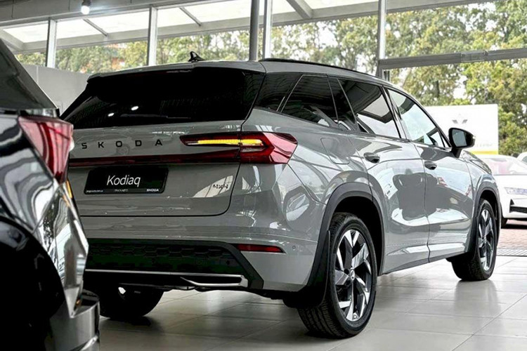 Bên cạnh động cơ mạnh hơn, Skoda Kodiaq 2025 còn được bổ sung thiết kế và trang bị mới. Trong đó, thiết kế ngoại thất của xe chỉ được thay đổi theo hướng tiến hóa với những chi tiết mới như đèn pha, đèn hậu, cản trước/sau và vành la-zăng.