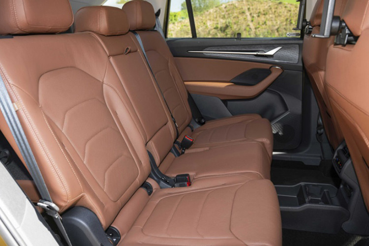 Không chỉ rộng rãi hơn, nội thất còn tiện nghi và hiện đại hơn với những trang bị như bảng đồng hồ kỹ thuật số Virtual Cockpit 10 inch, màn hình cảm ứng trung tâm 13 inch, hệ thống âm thanh Canton 14 loa và cửa sổ trời toàn cảnh Panorama.