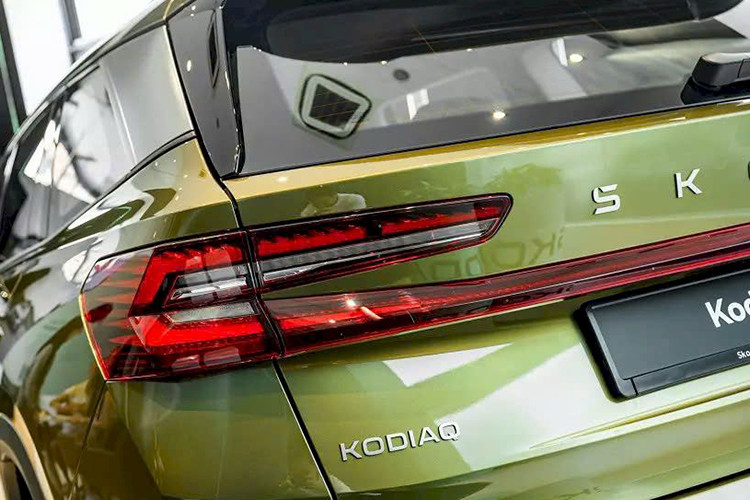 So với phiên bản Premium 4x4 2.0 TSI tiêu chuẩn, bản Sportline 4x4 2.0 TSI có ngoại hình thể thao hơn nhờ những chi tiết ngoại thất màu đen như lưới tản nhiệt, ốp gương chiếu hậu, baga nóc và cột D. Cản trước/sau và vành la-zăng của xe cũng có thiết kế khác biệt so với bản tiêu chuẩn.