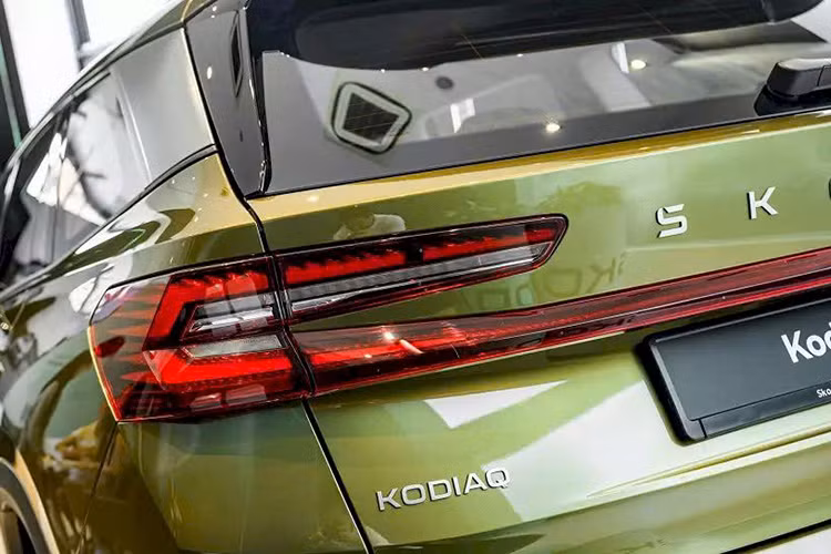 So với phiên bản Premium 4x4 2.0 TSI tiêu chuẩn, bản Sportline 4x4 2.0 TSI có ngoại hình thể thao hơn nhờ những chi tiết ngoại thất màu đen như lưới tản nhiệt, ốp gương chiếu hậu, baga nóc và cột D. Cản trước/sau và vành la-zăng của xe cũng có thiết kế khác biệt so với bản tiêu chuẩn.