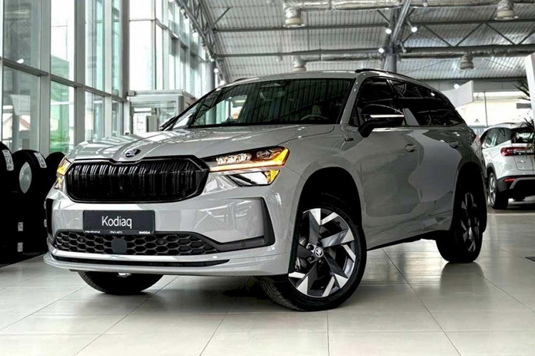 Skoda Kodiaq đời cũ hiện có giá từ 1,189 - 1,409 tỷ đồng. Giá bán kém hấp dẫn, cộng với thương hiệu còn xa lạ, chính là trở ngại lớn nhất của mẫu xe này trên con đường chinh phục người Việt. Nếu thế hệ mới tăng giá so với đời cũ, khả năng thuyết phục khách hàng Việt sẽ càng thấp hơn trước. Tại Việt Nam, Skoda Kodiaq 2025 sẽ cạnh tranh với Hyundai SantaFe, Kia Sorento, Mazda CX-8 và Peugeot 5008.