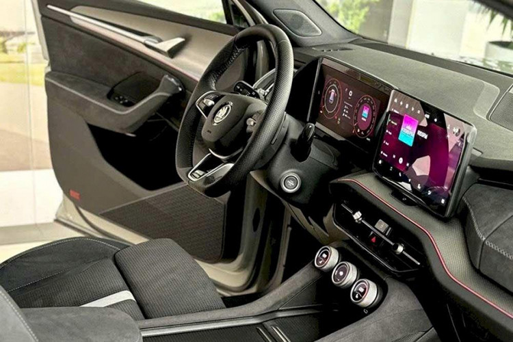 Nằm phía sau vô lăng là cần số điện tử mới, giúp giải phóng không gian ở cụm điều khiển trung tâm, mang đến ngăn chứa đồ rộng rãi hơn. Thêm vào đó là các nút xoay thông minh tích hợp màn hình để chỉnh nhiệt độ, âm lượng, mức gió hoặc chế độ lái.
