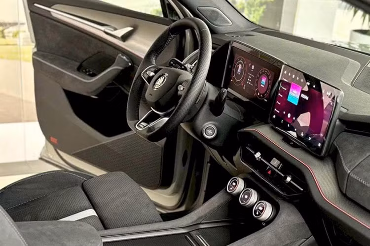 Nằm phía sau vô lăng là cần số điện tử mới, giúp giải phóng không gian ở cụm điều khiển trung tâm, mang đến ngăn chứa đồ rộng rãi hơn. Thêm vào đó là các nút xoay thông minh tích hợp màn hình để chỉnh nhiệt độ, âm lượng, mức gió hoặc chế độ lái.