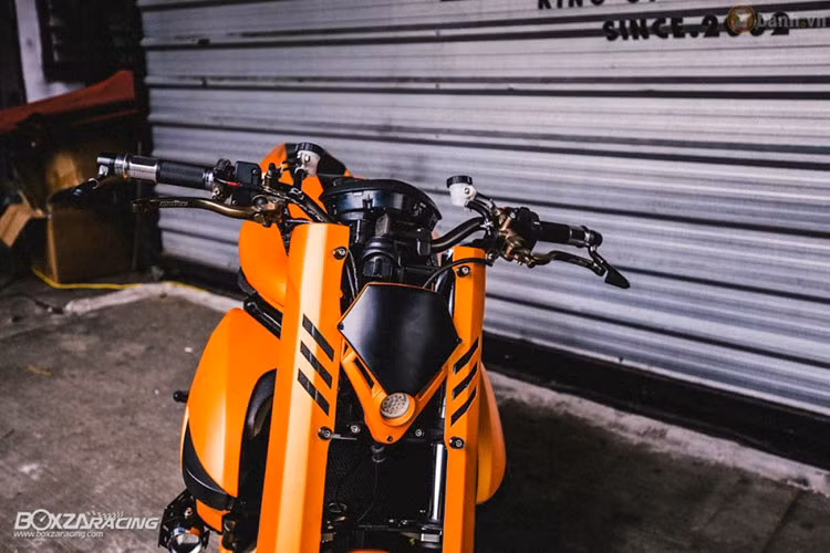 Đập vào mắt người xem là dàn đầu xe được thiết kế đầy ấn tượng, với tạo hình độc đáo và dữ dằn được lấy ý tưởng từ chiếc mặt nạ Kabuki của người Nhật. Đi kèm theo đó là chóa đèn pha gương cầu cùng 2 cặp xi-nhan cúc áo bé xíu được gắn hai bên phuộc.