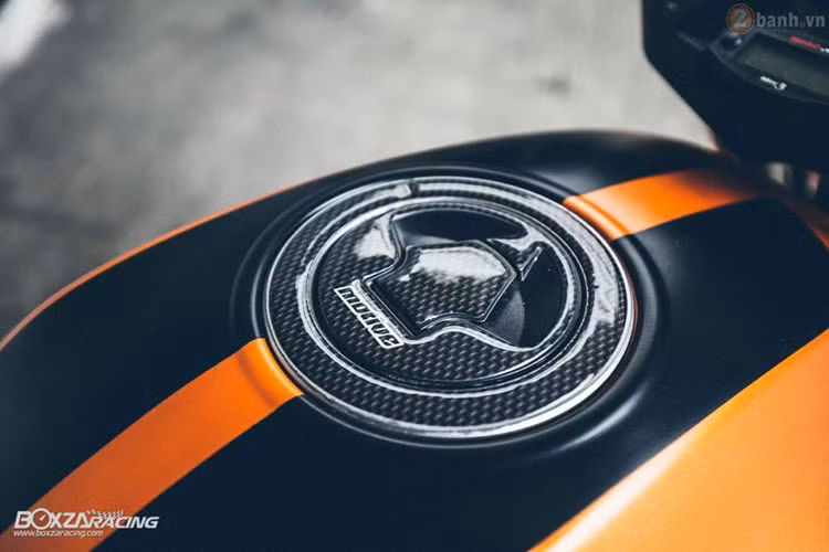 Bình xăng được thiết kế với hai tông màu đen và vàng theo phong cách thể thao, nắp bình xăng nổi bật với miếng dán decal carbon Motive.