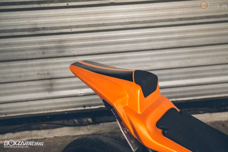 Đuôi xe được trang bị thêm ốp tại chỗ ngồi phía sau, nó sở hữu tông màu trùng với tổng thể của chiếc xe độ cá tính này.