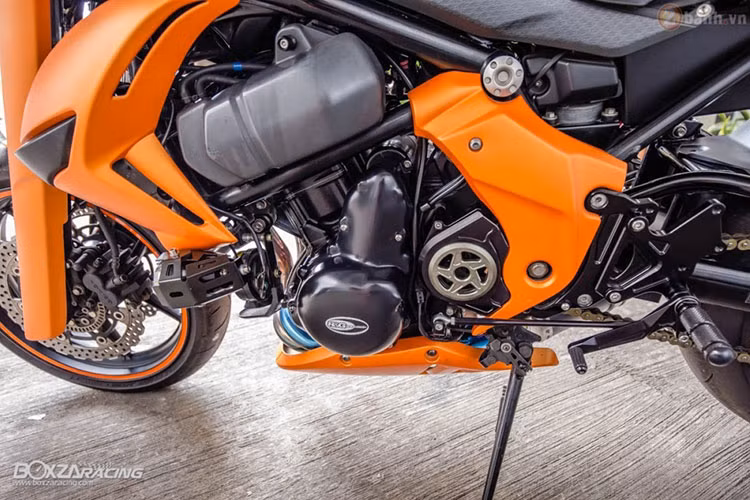 Kawasaki ER-6N độ là phiên bản 2010 được trang bị khối động cơ 2 xy-lanh, DOHC, với dung tích 649 phân khối. được làm mát bằng chất lỏng, sản sinh công suất tương đương 71,15 mã lực tại 9000 vòng/phút và mô-men xoắn cực đại là 65,75 Nm tại 7.000 vòng/phút.