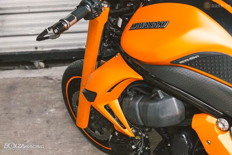 Dàn áo của mẫu xe độ này được chủ nhân sử dụng tông màu cam nổi bật. Bên cạnh đó, bộ cánh hầm hố với những đường nét đầy cơ bắp khiến Kawasaki ER-6N bản độ Streetfighter trở nên bắt mắt hơn rất nhiều.