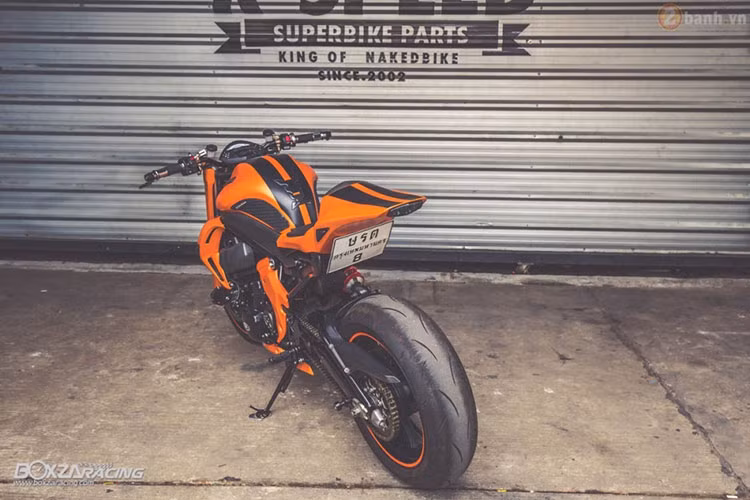 Bản độ Streetfighter này được các tay thợ Thái Lan làm mới với vẻ ngoài mạnh mẽ, dữ dằn và vô cùng độc đáo mang phong cách "quái vật không gian". Bên cạnh vẻ đẹp hầm hố của chiếc xe là những chi tiết được độ lên bằng "đồ chơi" hàng hiệu đắt tiền.