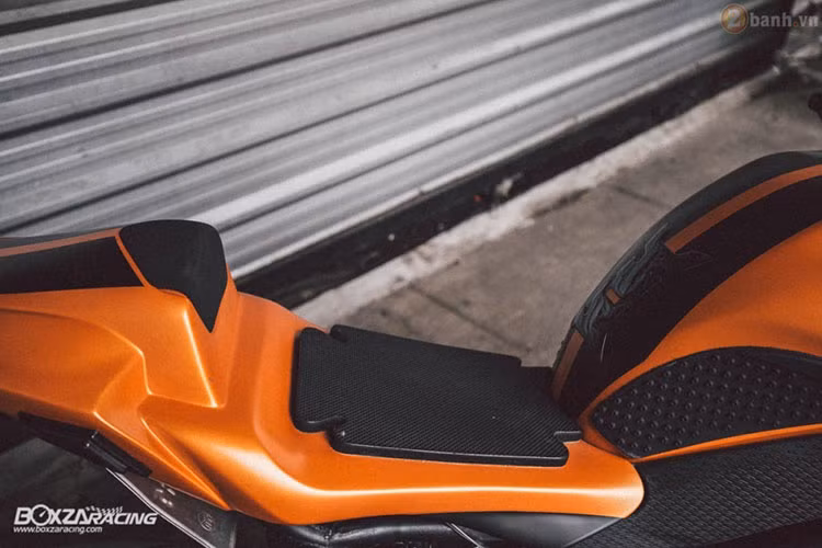 Yên xe solo có thiết kế thể thao theo phong cách siêu môtô đua tốc độ. Thiết kế này khá độc đáo nhưng có vẻ sẽ rất là ê mông khi ngồi lâu.