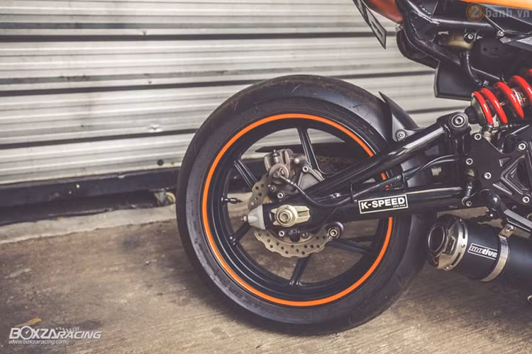 Dàn chân sau với trục cơ sở được làm mới so với nguyên bản với logo K-Speed. bánh sau được thay mới bằng lốp thể thao cỡ lớn hơn.