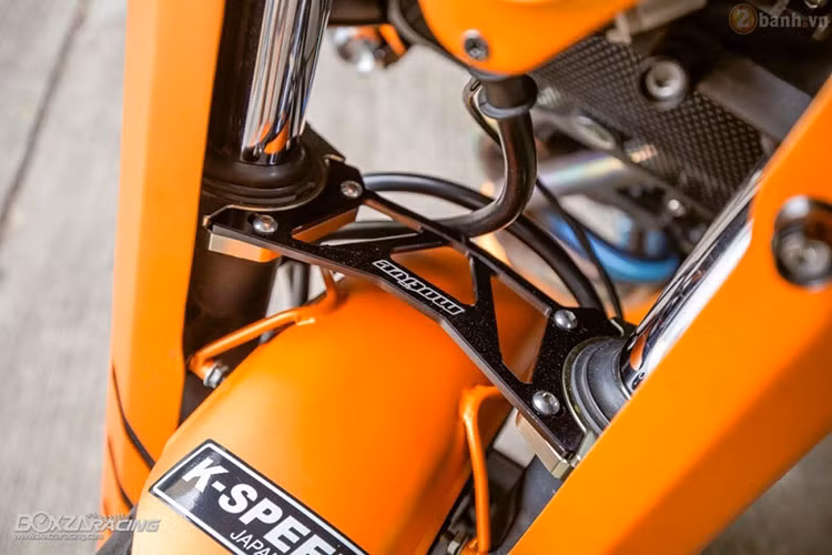 Dàn chân trước cực chất với kiềng phuộc Motive "hàng hiệu" được trang bị. giúp cho dàn đầu ôn định và chắc chắn khi chạy hơn.