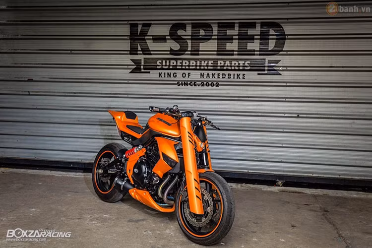 Không quá hào nhoáng hay bóng bẩy với những món đồ chơi độ hàng hiệu, nhưng mẫu nakedbike Kawasaki ER-6N độ đến từ K-Speed một hãng chuyên độ xe tại Thái, vẫn thu hút được mọi ánh nhìn từ những người đam mê xế độ.