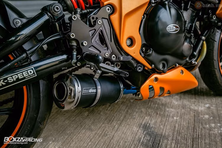 Động cơ Kawasaki ER-6N càng trở nên mạnh mẽ và uy lực hơn khi được trang bị cây pô Motive full system đút gầm, mỏ cày cùng tông dàn áo.