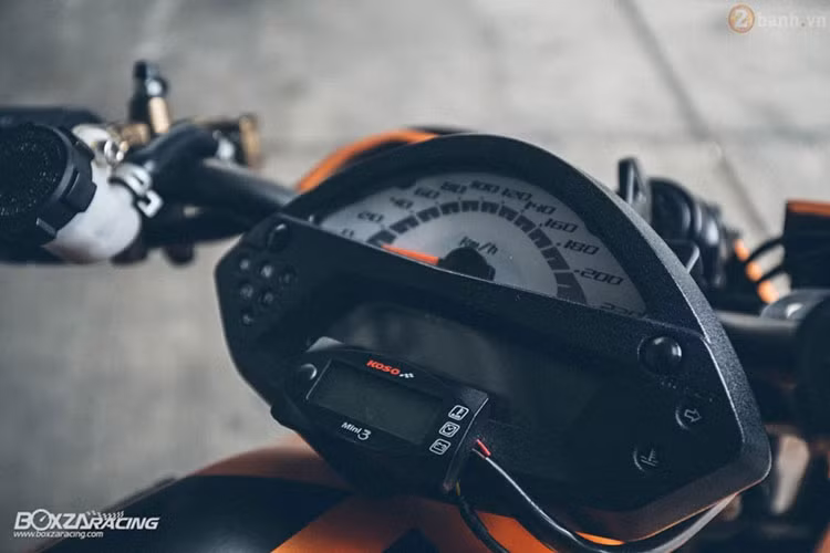 Đồng hồ công tơ mét của xe được trang bị thêm đồng hồ thương hiệu Koso Mini3 bên cạnh đồng hồ zin với đầy đủ các tính năng hiệu quả.