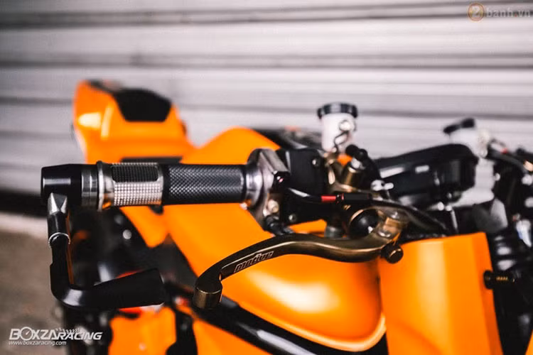 Ngoài ra cụm tay lái xe cũng được trang bị một số đồ chơi như cặp cùm phanh Motive, cặp bao tay và cặp càn bảo vệ tay thắng đồ chơi...